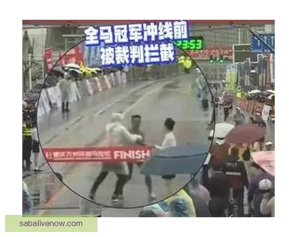 马丁内利因推搡裁判被黄牌警告引发赛场争议